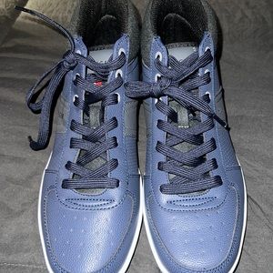 Men Tommy Hilfiger size 9 and a half shoe tennis shoe